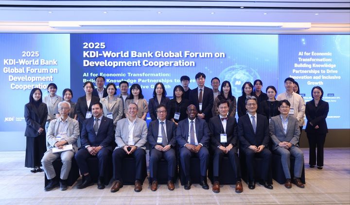 25일 한국개발연구원(KDI)과 세계은행 주최로 웨스틴 조선 서울에서 열린 2025 글로벌 포럼에서 참석자들이 기념촬영을 하고 있다.(사진 : KDI 제공) 2025.9.25. *재판매 및 DB 금지