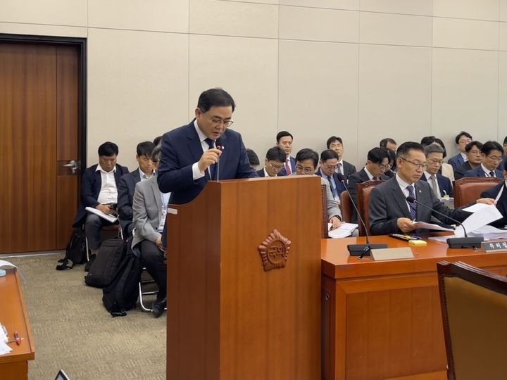 [창원=뉴시스] 강경국 기자 = 더불어민주당 허성무 국회의원이 25일 국회 산업통상자원중소벤처기업위원회 전체회의에 자유무역지역의 지정 및 운영에 관한 법률 일부 개정 법률안을 대표 발의하고 있다. (사진=허성무 의원실 제공). 2025.09.25. photo@newsis.com *재판매 및 DB 금지