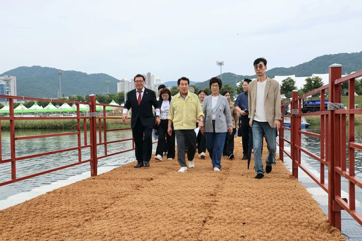 [양산=뉴시스] 나동연 시장 등이 양산삽량문화축전 주 행사장을 대상으로 행정지원단 합동 현장점검을 하고 있다. (사진=양산시 제공) 2025.09.25. photo@newsis.com *재판매 및 DB 금지