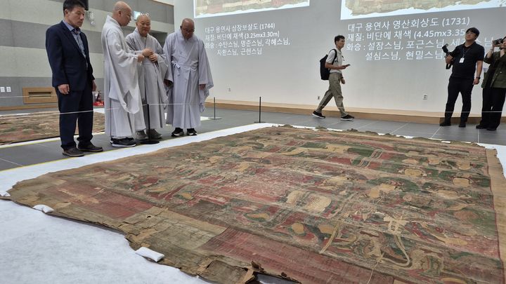 [서울=뉴시스] 전상우 수습기자=(오른쪽부터)성원, 능도, 혜공스님이 25일 불교문화유산보존센터 '달성 용연사 불화 환수 언론 공개회'에서 공개된 영산회상도를 감상하며 대화를 나누고 있다. 2025.09.25. photo@newsis.com *재판매 및 DB 금지