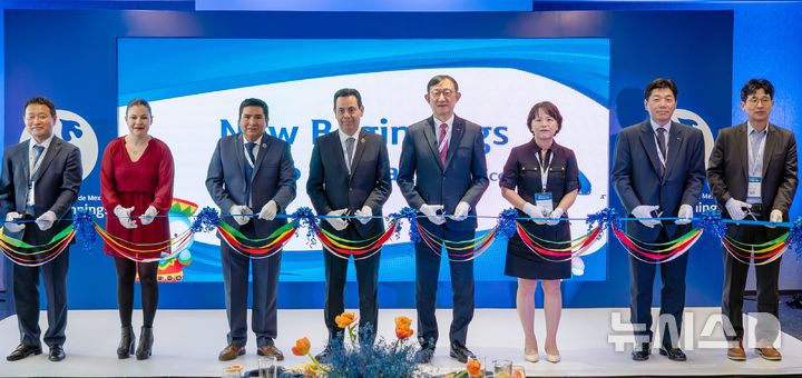 [서울=뉴시스]신한은행은 지난 24일(현지시간) 멕시코 멕시코시티 소재 뉴욕 라이프 타워에서 현지법인 '멕시코신한은행' 확장이전 기념식을 개최했다고 25일 밝혔다. (사진=신한은행 제공). 2025.09.25. photo@newsis.com 