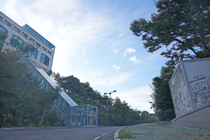 [울산=뉴시스] 구미현 기자 = 울산과학대학교 동부캠퍼스에 울산 최초 경사형 엘리베이터가 설치됐다. (사진=울산과학대 제공) 2025.09.25. photo@newsis.com *재판매 및 DB 금지