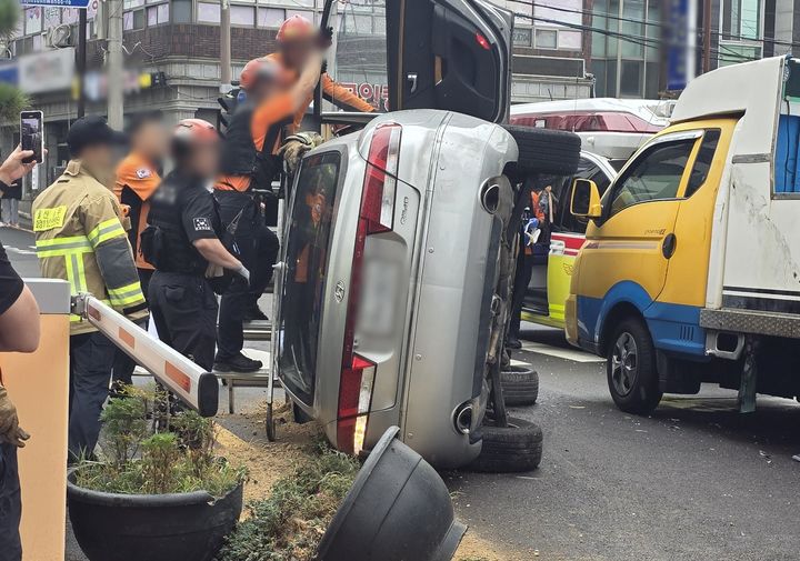 [울산=뉴시스] 박수지 기자 = 25일 오후 울산시 동구 방어동 한 식당으로 60대 여성 A씨가 몰던 그랜저 차량이 돌진한 뒤 전도되는 사고가 발생했다. 소방당국은 구조작업 중이다. (사진=독자제공) *재판매 및 DB 금지