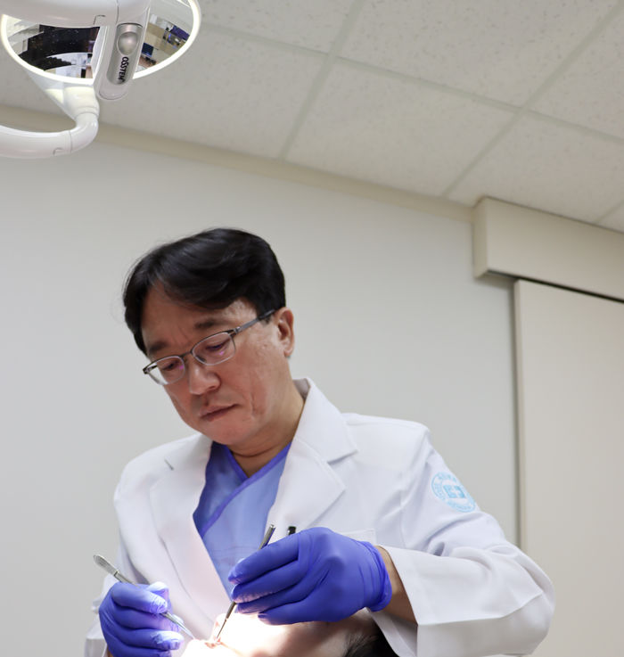 [서울=뉴시스] 26일 의료계에 따르면 치아 상실의 가장 흔한 원인은 잇몸병이라고 부르는 치주질환인데, 40세 이후부터 급격히 유병률이 증가한다. (사진=세란병원 제공) 2025.09.25. photo@newsis.com *재판매 및 DB 금지