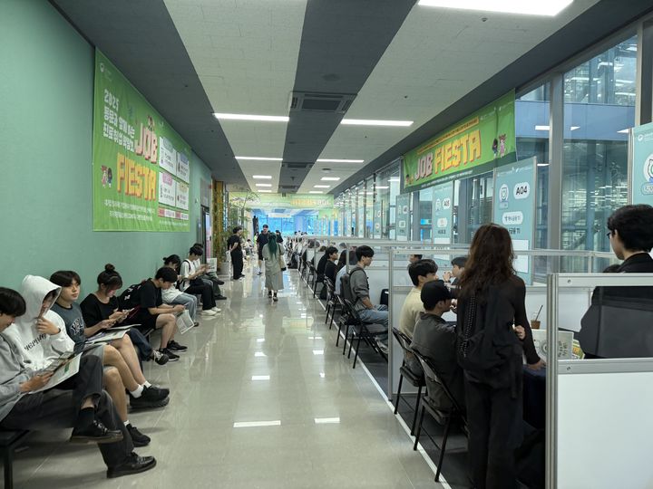 [서울=뉴시스] 서경대 재학생들이 진로취업박람회 현장에서 채용 상담 순서를 기다리고 있다. (사진=서경대 제공) 2025.09.25. photo@newsis.com *재판매 및 DB 금지