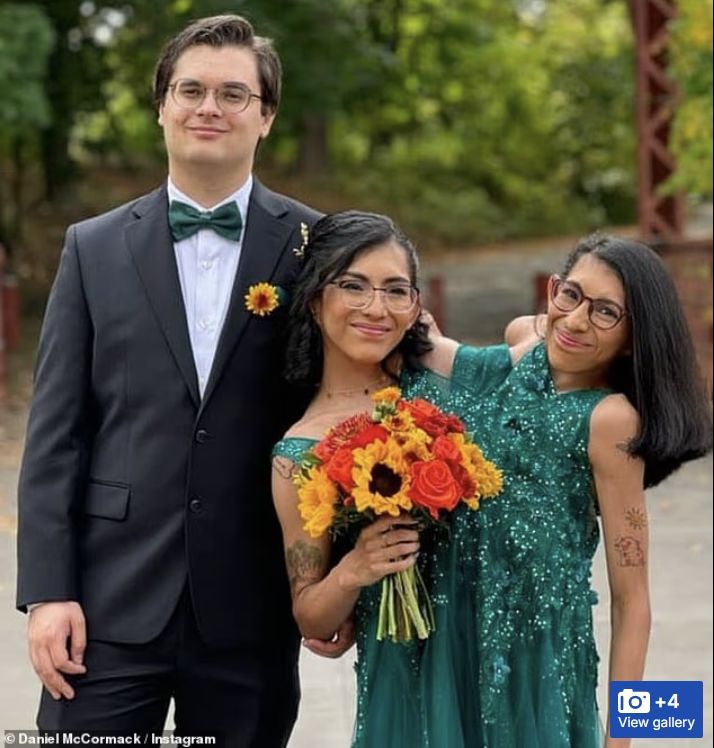 [서울=뉴시스]미국 코네티컷에 사는 샴쌍둥이 카르멘과 루피타 안드라데(25) 자매와 카르멘의 남편인 데이니얼 맥코맥(28)의 모습.(사진출처: 데일리메일 캡처) 2025.09.25.