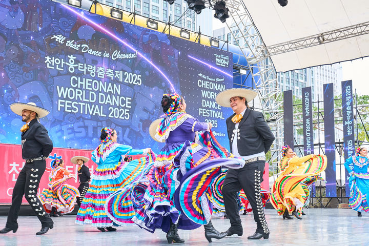 [천안=뉴시스] 천안흥타령춤축제 이틀째인 25일, 천안종합운동장 주무대에서 국제춤대회 예선이 펼쳐지고 있다. (사진=천안시 제공) 2025.09.25 photo@newsis.com *재판매 및 DB 금지