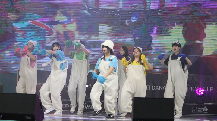 [천안=뉴시스] 최영민 기자=천안흥타령춤축제2025 이틀째인 25일, 천안종합운동장 실내테니스장에서 천안 레트로파티 행사가 열렸다. 2025.09.25 ymchoi@newsis.com *재판매 및 DB 금지