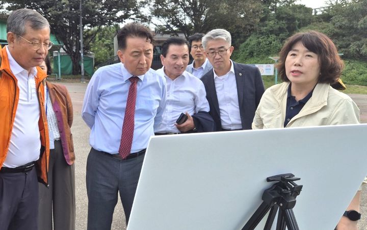 충주호 파크골프장 현황 보고받는 김영환(왼쪽서 두번째) 충북지사 *재판매 및 DB 금지