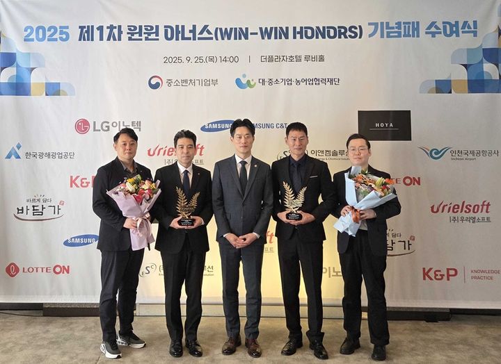 [서울=뉴시스] (왼쪽부터) 송진영 롯데온 윤리경영팀 팀장, 정진욱 롯데온 경영지원부문 부문장, 노용석 중소기업벤처부 차관. 박철민 해진식품 대표, 손찬배 롯데온 윤리경영팀 책임이 지난 9월 25일 서울 중구 더 플라자호텔에서 열린 중소벤처기업부가 주관하고 대중소기업농어업협력재단이 수행하는 ‘윈윈 아너스’에서 기념사진을 촬영하고 있다.(사진=롯데온 제공) 2025.11.10. photo@newsis.com *재판매 및 DB 금지