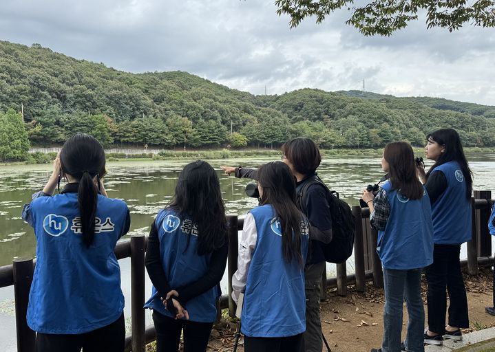 [서울=뉴시스] 지난 24일 휴온스그룹 임직원들이 성남시 율동공원에서 조류를 탐사하고 있다. (사진=휴온스그룹 제공) 2025.09.25. photo@newsis.com *재판매 및 DB 금지