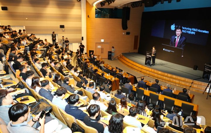 [포항=뉴시스] 송종욱 기자 = 포항시-애플 제조업R&D연구개발지원센터는 지난 23~24일 이틀간 포스코 국제관에서 '스마트 제조 포럼'을 개최했다. 사진은 '스마트 제조 포럼'이 열린 가운데 이강덕 시장이 인사말을 하는 모습. (사진=포항시 제공) 2025.09.25. photo@newsis.com