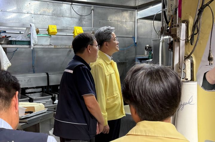 [광명=뉴시스]정순욱 광명시 부시장이 25일 추석 명절을 앞두고 광명전통시장과 광명새마을시장을 방문해 관계기관과 함께 합동 안전점검을 진행하고 있다.(사진=광명시 제공)2025.09.25.photo@newsis.com *재판매 및 DB 금지