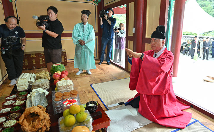 제50회 정선아리랑제 개막일인 25일, 남면 거칠현사당에서 최승준 정선군수와 관계자 등이 참석한 가운데 성공적인 축제 개최와 지역 발전을 기원하는 칠현제례를 봉행하고 있다.(사진=정선군 제공) *재판매 및 DB 금지