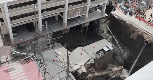 [서울=뉴시스] 태국 방콕 두싯 지역의 한 도로에서 대규모 싱크홀이 발생해 교통이 마비되고 인근 주민들과 상인들이 긴급 대피하는 일이 발생했다. (사진 = 'GMA Integrated News' 유튜브 갈무리) 2025.09.25.*재판매 및 DB 금지