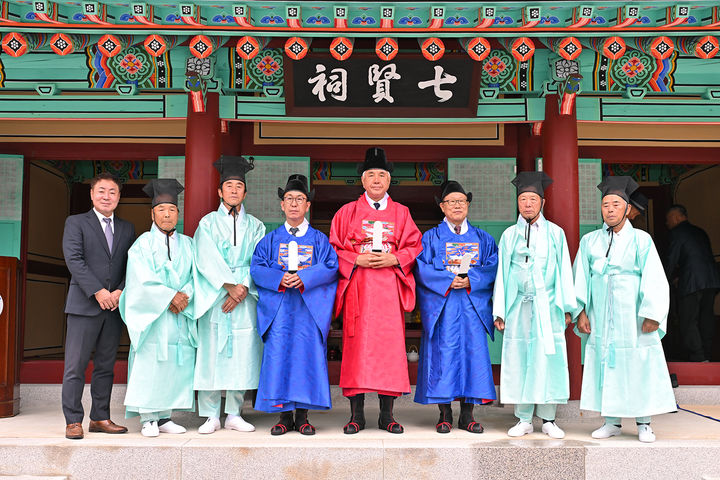 제50회 정선아리랑제 개막일인 25일, 남면 거칠현사당에서 최승준 정선군수와 관계자 등이 참석한 가운데 성공적인 축제 개최와 지역 발전을 기원하는 칠현제례를 봉행하고 있다.(사진=정선군 제공) *재판매 및 DB 금지