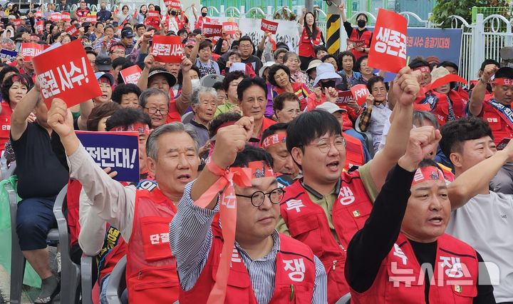  [봉화=뉴시스] 김진호 기자 = 경북 봉화군 석포면에서 25일 '봉화·태백 석포 생존권 사수 총궐기대회'가 열리고 있다. 2025.09.25. kjh9326@newsis.com