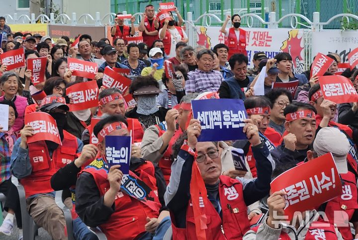  [봉화=뉴시스] 김진호 기자 = 경북 봉화군 석포면에서 25일 '봉화·태백 석포 생존권 사수 총궐기대회'가 열리고 있다. 2025.09.25. kjh9326@newsis.com