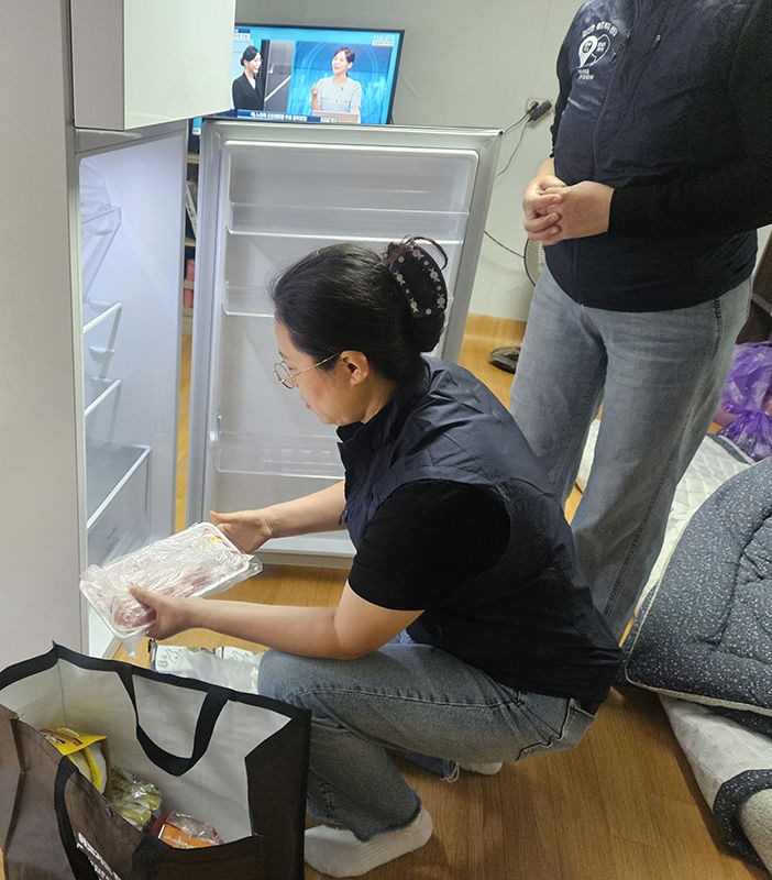 정선읍지역사회보장협의체의 ‘냉장고를 부탁해’ 사업 모습.(사진=정선군 제공) *재판매 및 DB 금지