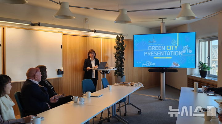 [포항=뉴시스] 송종욱 기자 = 포항시는 지난 24일(현지 시각) 스웨덴 말뫼시 도시계획국·환경국을 방문해 이클레이(ICLEI·국제지방정부환경기구) 주관한 민관 협력 기반 기후·에너지 정책 교류회에 참가했다. 사진은 박선영 포항시 환경정책과장이 말뫼시 직원들을 대상으로 시 기후·에너지 정책 등 혁신 사례를 소개하는 모습. (사진=포항시 제공) 2025.09.25. photo@newsis.com