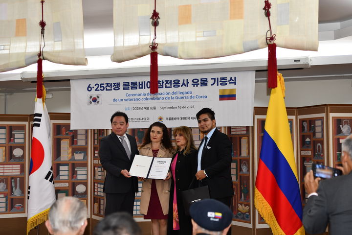 [서울=뉴시스] 지난 16일(현지시간) 콜롬비아에서 전쟁기념사업회 대표단과 콜롬비아 참전용사 호세 M. 카스티요 셀리스의 유족이 기증식에 참석해 기념사진을 찍는 모습. (사진=전쟁기념사업회 제공) 2025.09.25. photo@newsis.com *재판매 및 DB 금지