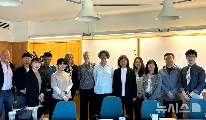 [포항=뉴시스] 송종욱 기자 = 포항시는 지난 24일(현지 시각) 스웨덴 말뫼시 도시계획국·환경국을 방문해 이클레이(ICLEI·국제지방정부환경기구) 주관한 민관 협력 기반 기후·에너지 정책 교류회에 참가했다. 사진은 포항시 방문단이 말뫼시 방문 기념 촬영 모습. (사진=포항시 제공) 2025.09.25. photo@newsis.com&nbsp;&nbsp; 