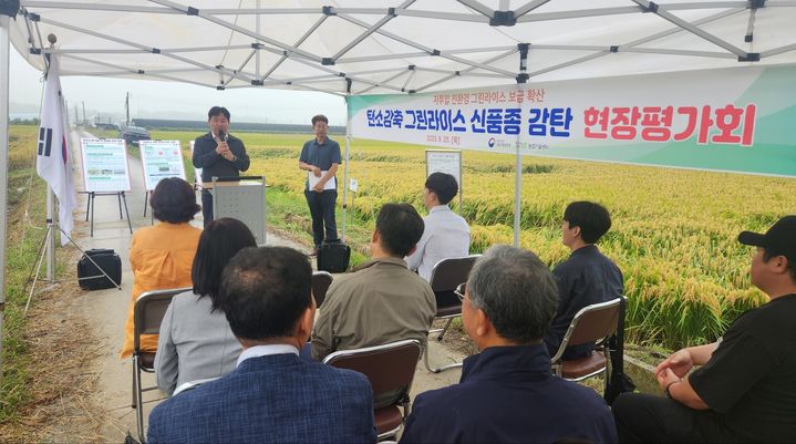 [세종=뉴시스] 곽도연 국립식량과학원장이 25일 충북 청주에 있는 감탄 재배 현장을 방문했다. (사진=농촌진흥청 제공) *재판매 및 DB 금지