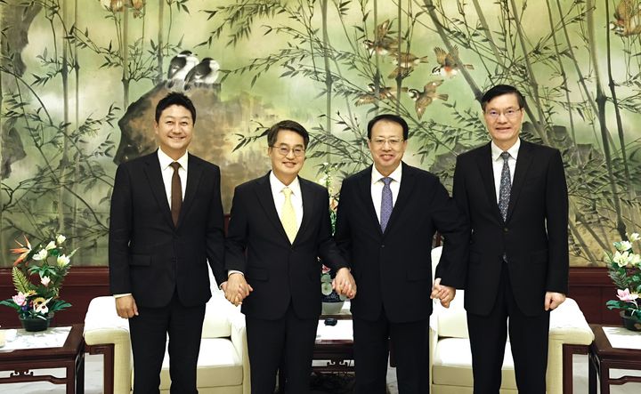 [수원=뉴시스] 25일 오후 상하이시정부에서 열린 상하이시 지도부 면담 및 우호협력 체결식에서 김동연 경기도지사, 김진경 경기도의회 의장, 궁정 상하이시 시장 및 지도부가 기념촬영을 하고있다. (사진=경기도 제공) 2025.09.25. photo@newsis.com *재판매 및 DB 금지