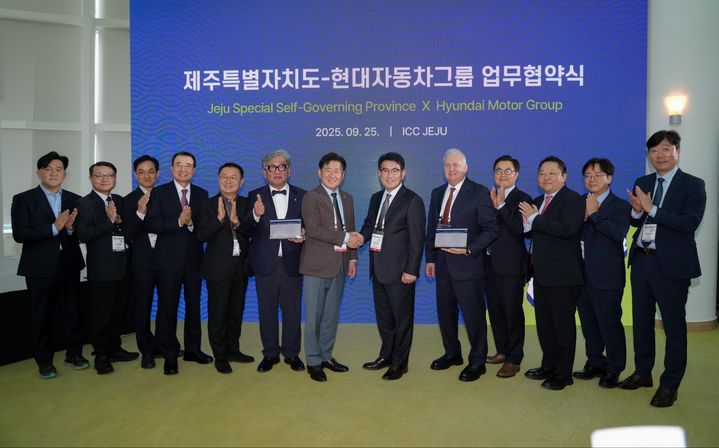 [세종=뉴시스] 제주도는 전날(25일) 오후 제주국제컨벤션센터에서 현대자동차그룹과 '그린수소오 분산에너지로 여는 K-탄소중립 이니셔티브' 업무 협약을 체결했다고 26일 밝혔다. (사진=제주도청 제공) 2025.09.26. photo@newsis.com *재판매 및 DB 금지