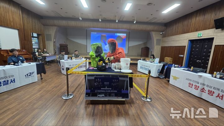 [안양=뉴시스] 안양시 동안구보건소가 다중 감지 키트를 사용해 병원체 탐지 시연을 하고 있다. (사진=안양시 제공).2025.09.26. photo@newsis.com