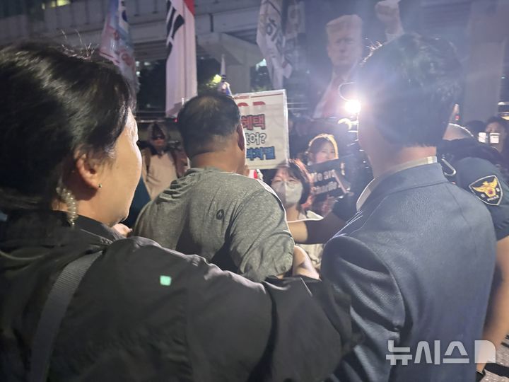 [서울=뉴시스] 한이재 기자 = 25일 오후 서울 구로구 대림역 인근에서 열린 부정 선거 규탄 집회 참가자와 행인이 다투는 모습이 보이고 있다. 2025.09.25. nowone@newsis.com