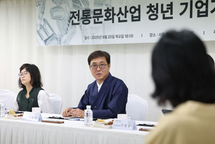 최휘영 문화체육관광부 장관이 25일 '2025 오늘전통축제'가 열리고 있는 서울 성동구 에스팩토리를 찾아 전통문화산업 청년 기업인들과의 간담회를 갖고 있다. (사진=문체부 제공) *재판매 및 DB 금지