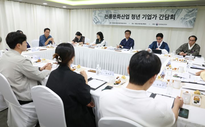 최휘영 문화체육관광부 장관이 25일 '2025 오늘전통축제'가 열리고 있는 서울 성동구 에스팩토리를 찾아 전통문화산업 청년 기업인들과의 간담회를 갖고 있다. (사진=문체부 제공) *재판매 및 DB 금지