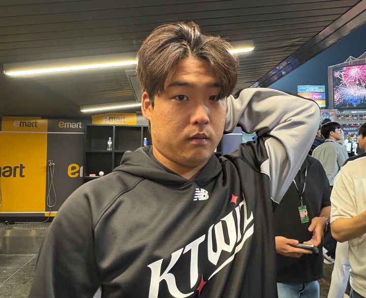 [인천=뉴시스] 신유림 기자= 프로야구 KT 위즈의 간판타자 강백호가 25일 인천 SSG랜더스필드에서 열린 2025 신한 쏠뱅크 KBO리그 SSG 랜더스와의 경기에 4번 지명 타자로 선발 출전해 4타수 2안타 4타점 2득점 1볼넷을 기록한 뒤 수훈 선수 인터뷰에 임하고 있다. 2025.09.25. photo@newsis.com *재판매 및 DB 금지