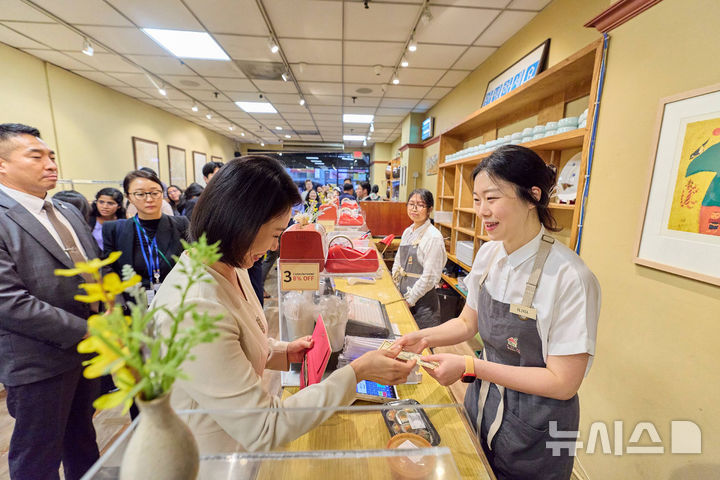 [뉴욕=뉴시스] 최동준 기자 = 김혜경 여사가 23일(현지 시간) 미국 뉴욕 코리아타운 한 반찬가게를 방문해 상품을 구매하고 있다. (공동취재) 2025.09.25. photocdj@newsis.com