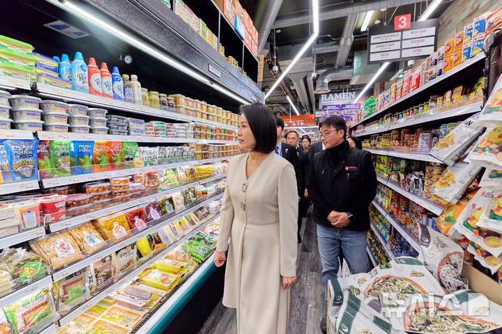 [뉴욕=뉴시스] 최동준 기자 = 김혜경 여사가 23일(현지 시간) 미국 뉴욕 코리아타운 한 마트를 방문해 상품을 살펴보고 있다. (공동취재) 2025.09.25. photocdj@newsis.com