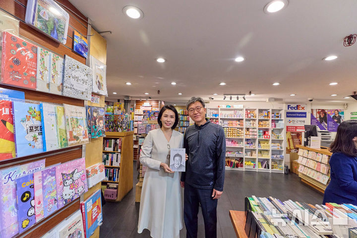 [뉴욕=뉴시스] 최동준 기자 = 김혜경 여사가 23일(현지 시간) 미국 뉴욕 코리아타운 한 서점을 방문해 이재명 대통령 저서를 들고 기념촬영을 하고 있다. (공동취재) 2025.09.25. photocdj@newsis.com