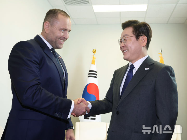 [뉴욕=뉴시스] 최동준 기자 = 이재명 대통령과 카롤 나브로츠키 폴란드 대통령이 9월 24일 미국 뉴욕 유엔본부에서 한-폴란드 정상회담에 앞두고 서로 악수하고 있다. 2025. 11.06. photocdj@newsis.com