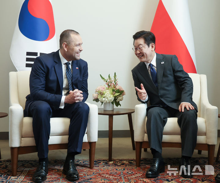 [뉴욕=뉴시스] 최동준 기자 = 이재명 대통령과 카롤 나브로츠키 폴란드 대통령이 24일(현지 시간) 미국 뉴욕 유엔본부에서 한-폴란드 정상회담을 하고 있다. 2025.09.25. photocdj@newsis.com