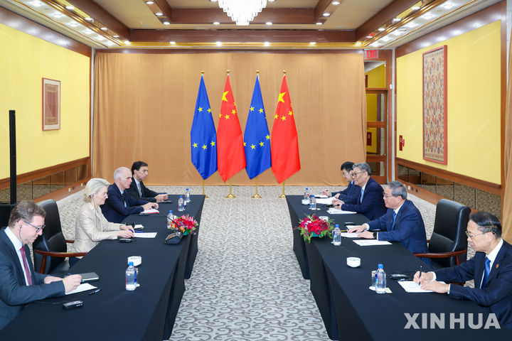 [뉴욕=신화/뉴시스] 우르줄라 폰데어라이엔 유럽연합(EU) 집행위원장(왼쪽 두 번째)과 리창 중국 총리(오른쪽 두 번째) 등 양측 대표단이 24일(현지 시간) 미국 뉴욕에서 진행 중인 유엔회를 계기로 회담하고 있다. 2025.09.25.