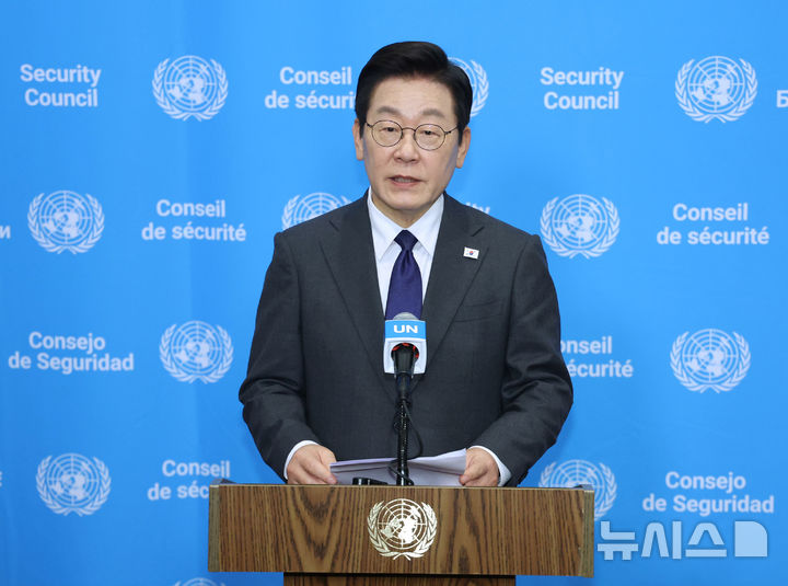 [뉴욕=뉴시스] 최동준 기자 = 이재명 대통령이 24일(현지시간) 미국 뉴욕 유엔본부에서 안전보장이사회 의장 자격으로 공개 토의에 앞서 약식 브리핑을 하고 있다. 2025.09.25. photocdj@newsis.com