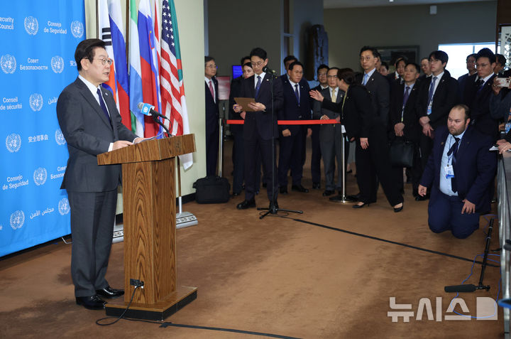 [뉴욕=뉴시스] 최동준 기자 = 이재명 대통령이 24일(현지시간) 미국 뉴욕 유엔본부에서 안전보장이사회 의장 자격으로 공개 토의에 앞서 약식 브리핑을 하고 있다. 2025.09.25. photocdj@newsis.com