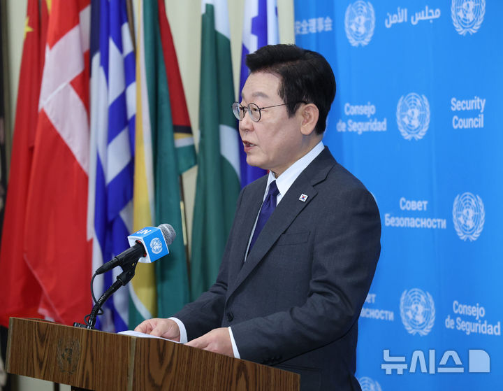 [뉴욕=뉴시스] 최동준 기자 = 이재명 대통령이 24일(현지시간) 미국 뉴욕 유엔본부에서 안전보장이사회 의장 자격으로 공개 토의에 앞서 약식 브리핑을 하고 있다. 2025.09.25. photocdj@newsis.com