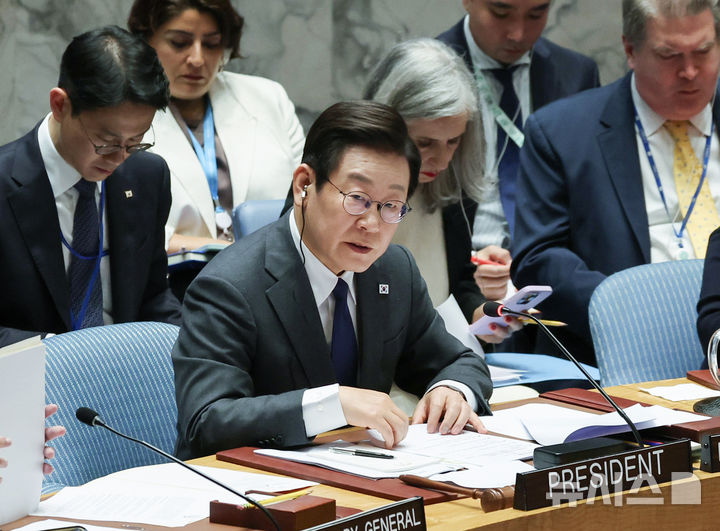 [뉴욕=뉴시스] 최동준 기자 = 이재명 대통령이 24일(현지시간) 미국 뉴욕 유엔본부에서 안전보장이사회 의장 자격으로 공개 토의를 주재하고 있다. 2025.09.25. photocdj@newsis.com