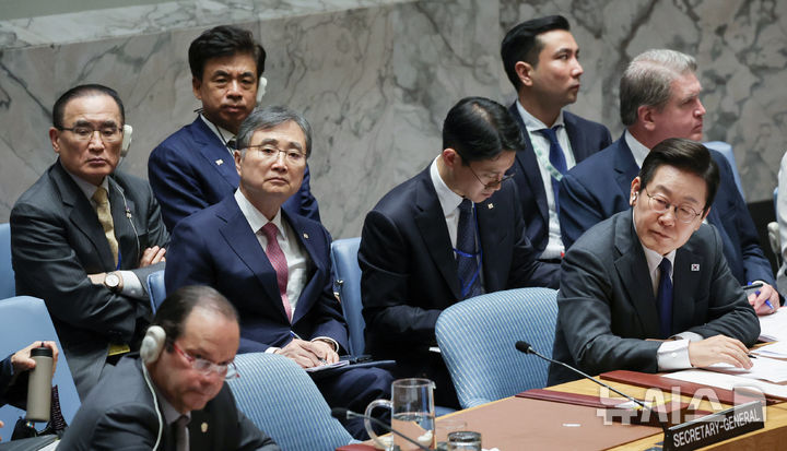 [뉴욕=뉴시스] 최동준 기자 = 이재명 대통령이 24일(현지 시간) 미국 뉴욕 유엔본부에서 안전보장이사회 의장 자격으로 공개 토의를 주재하고 있다. 위성락 국가안보실장, 조현 외교부 장관, 차지훈 주유엔대사가 참석자 발언을 듣고 있다. 2025.09.25. photocdj@newsis.com