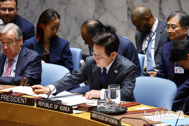 [뉴욕=뉴시스] 최동준 기자 = 이재명 대통령이 24일(현지 시간) 미국 뉴욕 유엔본부에서 열린 안전보장이사회에서 의장 자격으로 공개 토의를 주재하며 의사봉을 두드리고 있다. 2025.09.25. photocdj@newsis.com