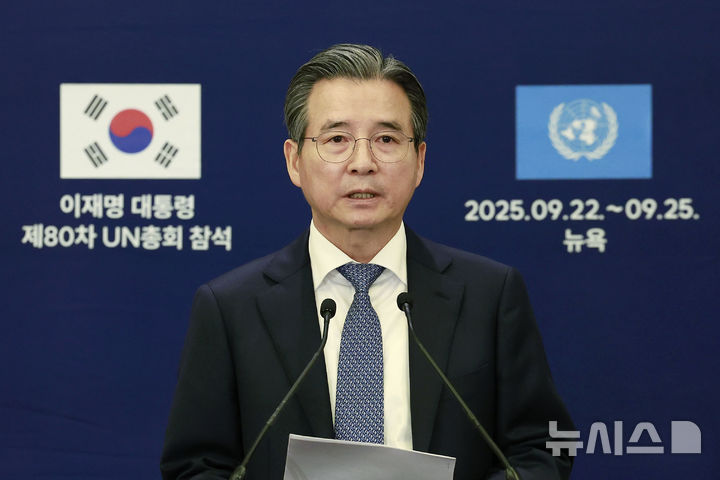 [뉴욕=뉴시스] 최동준 기자 = 김용범 정책실장이 24일(현지 시간) 미국 뉴욕의 한 호텔 한국 프레스센터에서 이재명 대통령의 스콧 베센트 미국 재무장관 면담 관련 브리핑을 하고 있다. 2025.09.25. photocdj@newsis.com