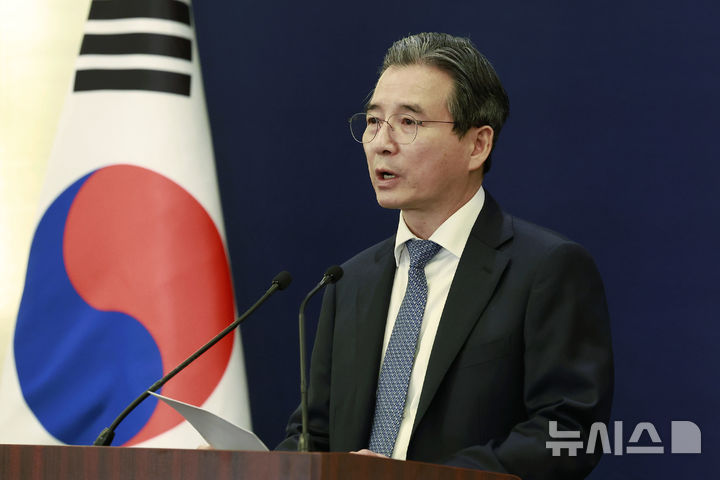 [뉴욕=뉴시스] 최동준 기자 = 김용범 정책실장이 24일(현지 시간) 미국 뉴욕의 한 호텔 한국 프레스센터에서 이재명 대통령의 스콧 베센트 미국 재무장관 면담 관련 브리핑을 하고 있다. 2025.09.25. photocdj@newsis.com