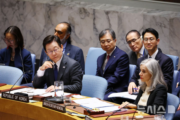 [뉴욕=뉴시스] 최동준 기자 = 이재명 대통령이 지난 9월24일(현지 시간) 미국 뉴욕 유엔본부에서 안전보장이사회 의장 자격으로 공개 토의를 주재하고 있다. 2025.09.25. photocdj@newsis.com