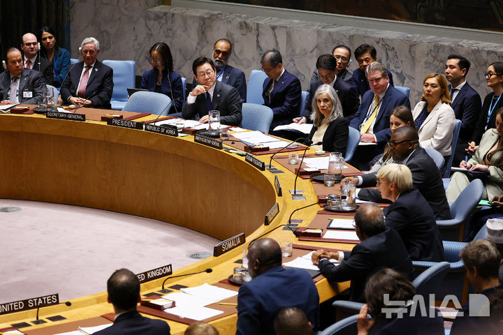 [뉴욕=뉴시스] 최동준 기자 = 이재명 대통령이 24일(현지 시간) 미국 뉴욕 유엔본부에서 안전보장이사회 의장 자격으로 공개 토의를 주재하고 있다. 2025.09.25. photocdj@newsis.com